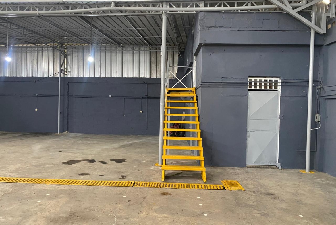 Alquilo Nave Industrial en Paraiso