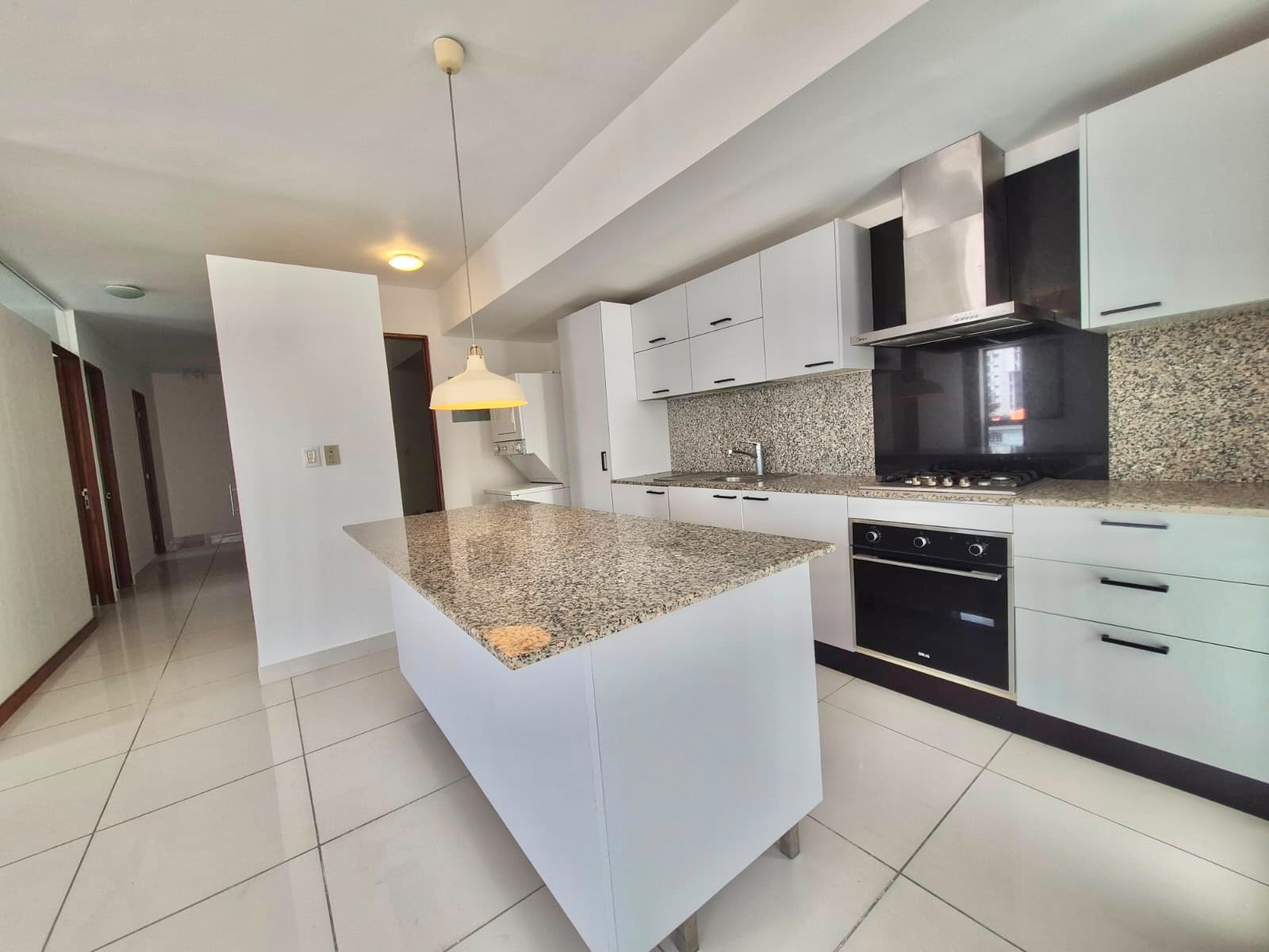 Apartamento en Alquiler con Línea Blanca EVARISTO MORALES USD 1,150.00 (Mantenimiento incluido) - LaKasa Inmobiliaria