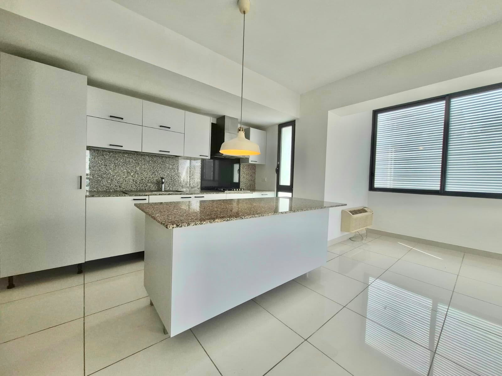 Apartamento en Alquiler con Línea Blanca EVARISTO MORALES USD 1,150.00 (Mantenimiento incluido) - LaKasa Inmobiliaria