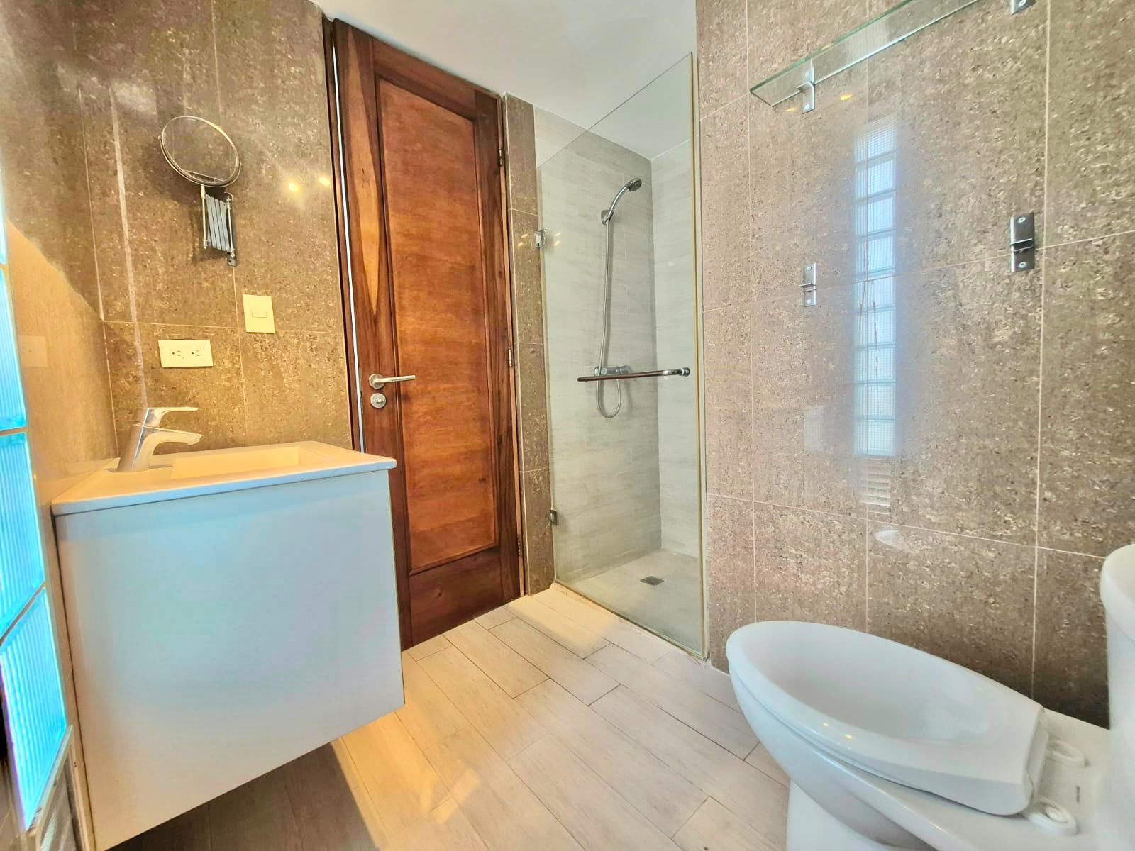 Apartamento en Alquiler con Línea Blanca EVARISTO MORALES USD 1,150.00 (Mantenimiento incluido) - LaKasa Inmobiliaria