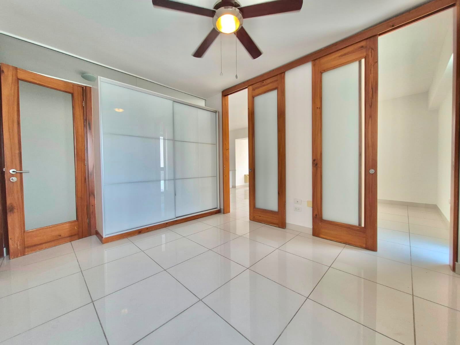 Apartamento en Alquiler con Línea Blanca EVARISTO MORALES USD 1,150.00 (Mantenimiento incluido) - LaKasa Inmobiliaria