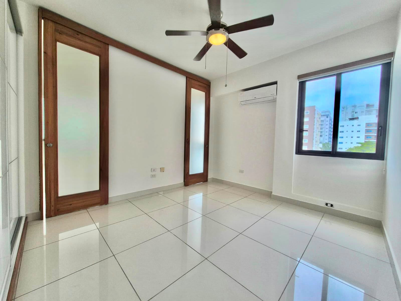 Apartamento en Alquiler con Línea Blanca EVARISTO MORALES USD 1,150.00 (Mantenimiento incluido) - LaKasa Inmobiliaria