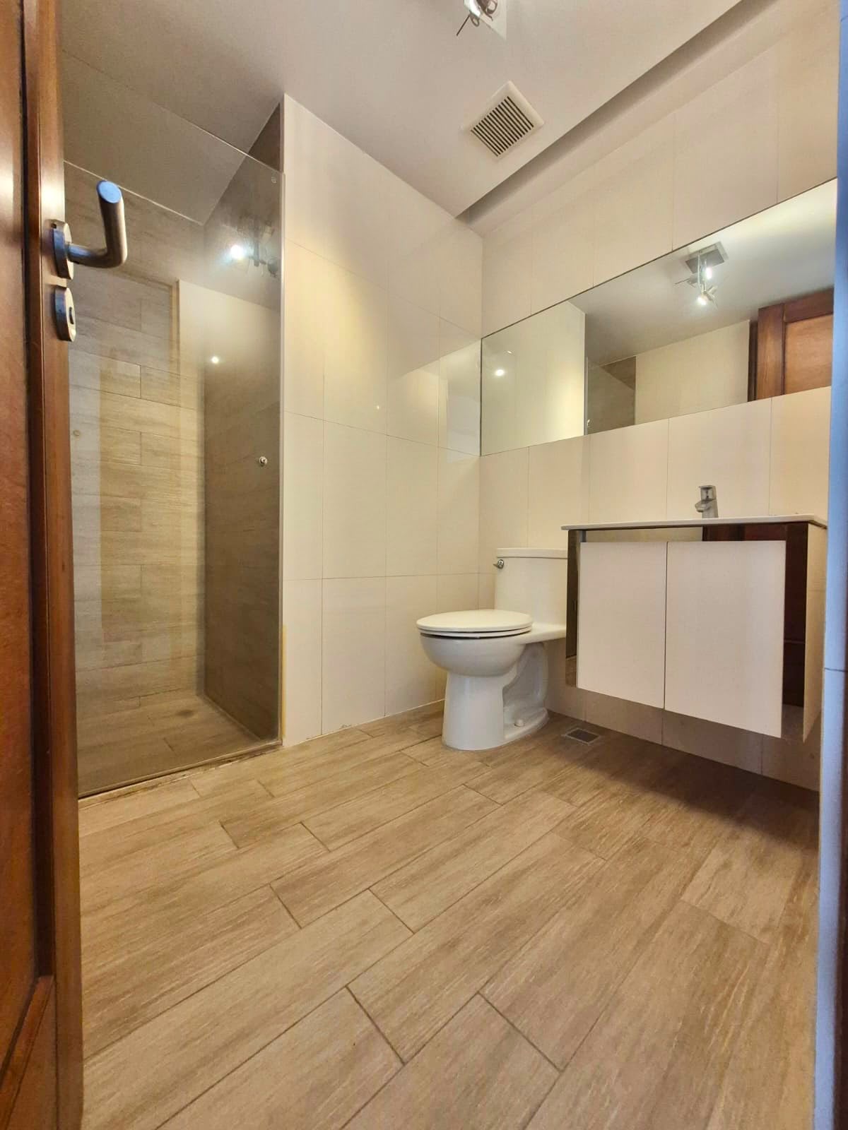 Apartamento en Alquiler con Línea Blanca EVARISTO MORALES USD 1,150.00 (Mantenimiento incluido) - LaKasa Inmobiliaria