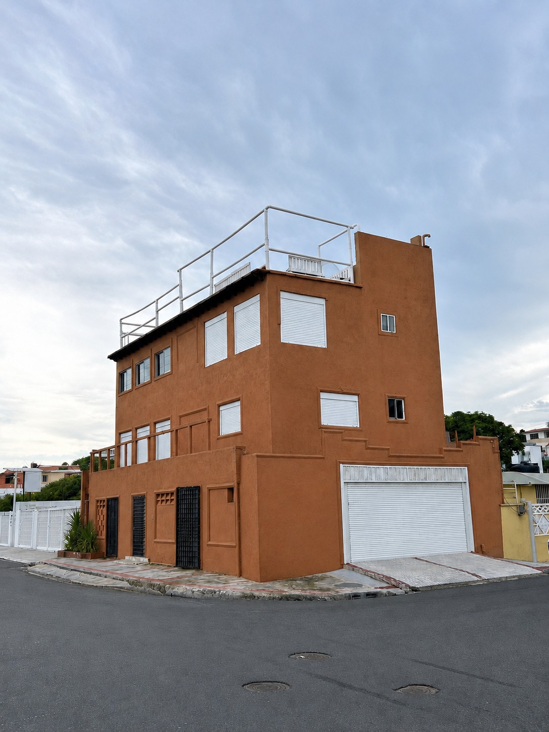 Se Vende Edificio de 4 Niveles en el Malecón de Santo Domingo Precio de Venta: RD$17,000,000 - LaKasa Inmobiliaria Se Vende Edificio de 4 Niveles en el Malecón de Santo Domingo Precio de Venta: RD$17,000,000 - LaKasa Inmobiliaria